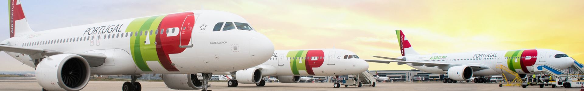 Foto von drei nebeneinander angeordneten Flugzeugen, verziert mit den Farben und dem Logo von TAP Air Portugal.